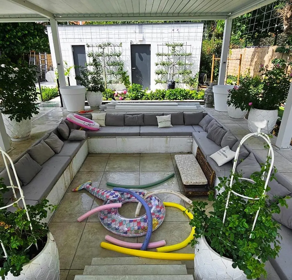 Apartment Luxurious Large Home With Pool, Garden, Koi Pond Munich Germany