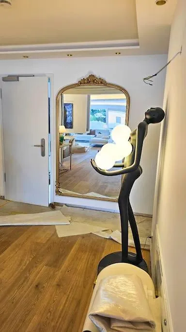 Luxurious Large Home With Pool, Garden, Koi Pond Munich Apartment