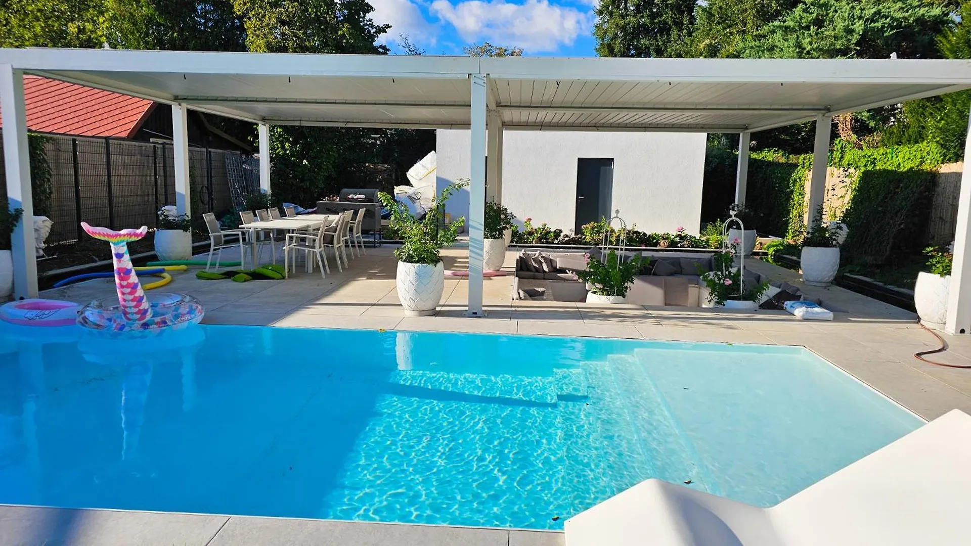 Luxurious Large Home With Pool, Garden, Koi Pond Munich Germany