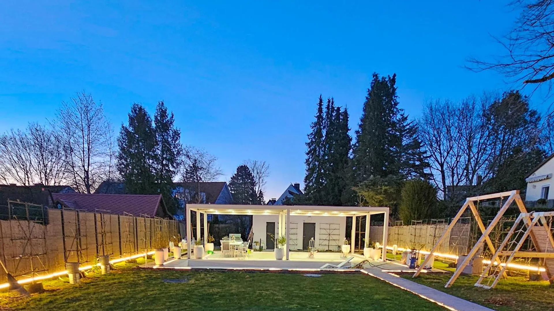 Apartment Luxurious Large Home With Pool, Garden, Koi Pond Munich
