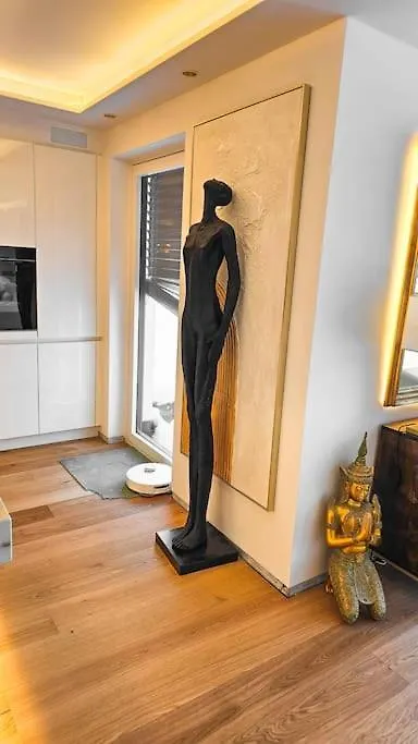 Apartamento Luxurious Large Home With Pool, Garden, Koi Pond Múnich Alemania