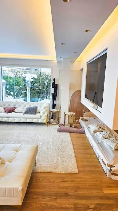 Apartment Luxurious Large Home With Pool, Garden, Koi Pond Munich Germany